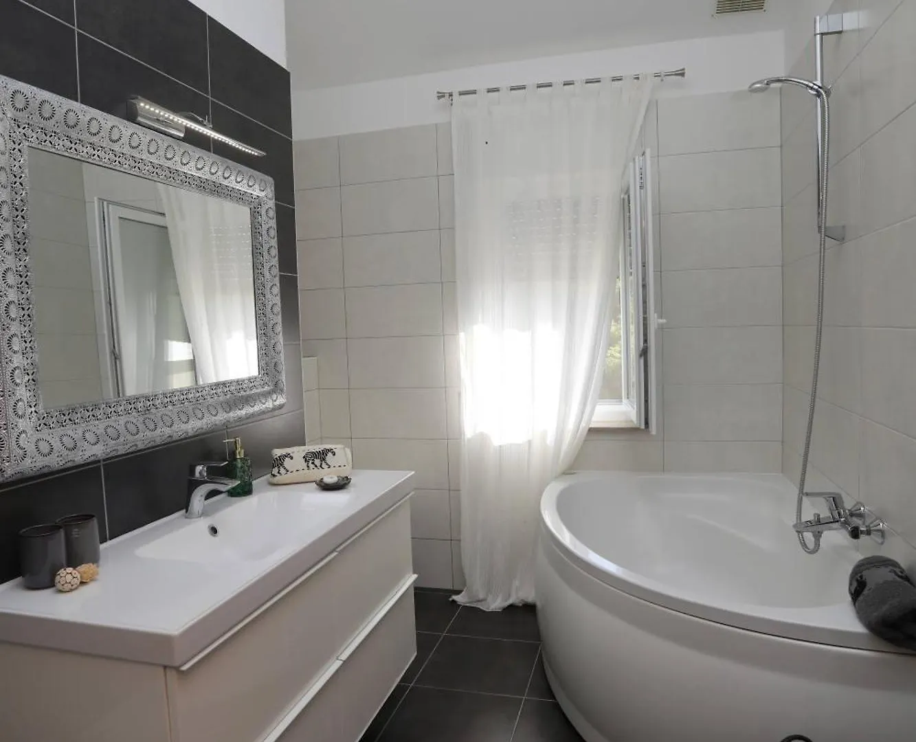Apartman Debora Sa Privatnim Bazenom 普拉 克罗地亚