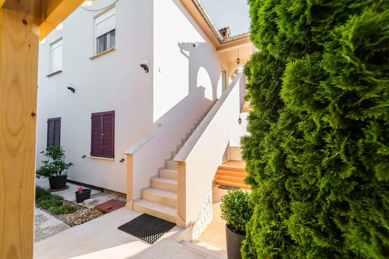 Apartman Debora Sa Privatnim Bazenom 0*, Pula