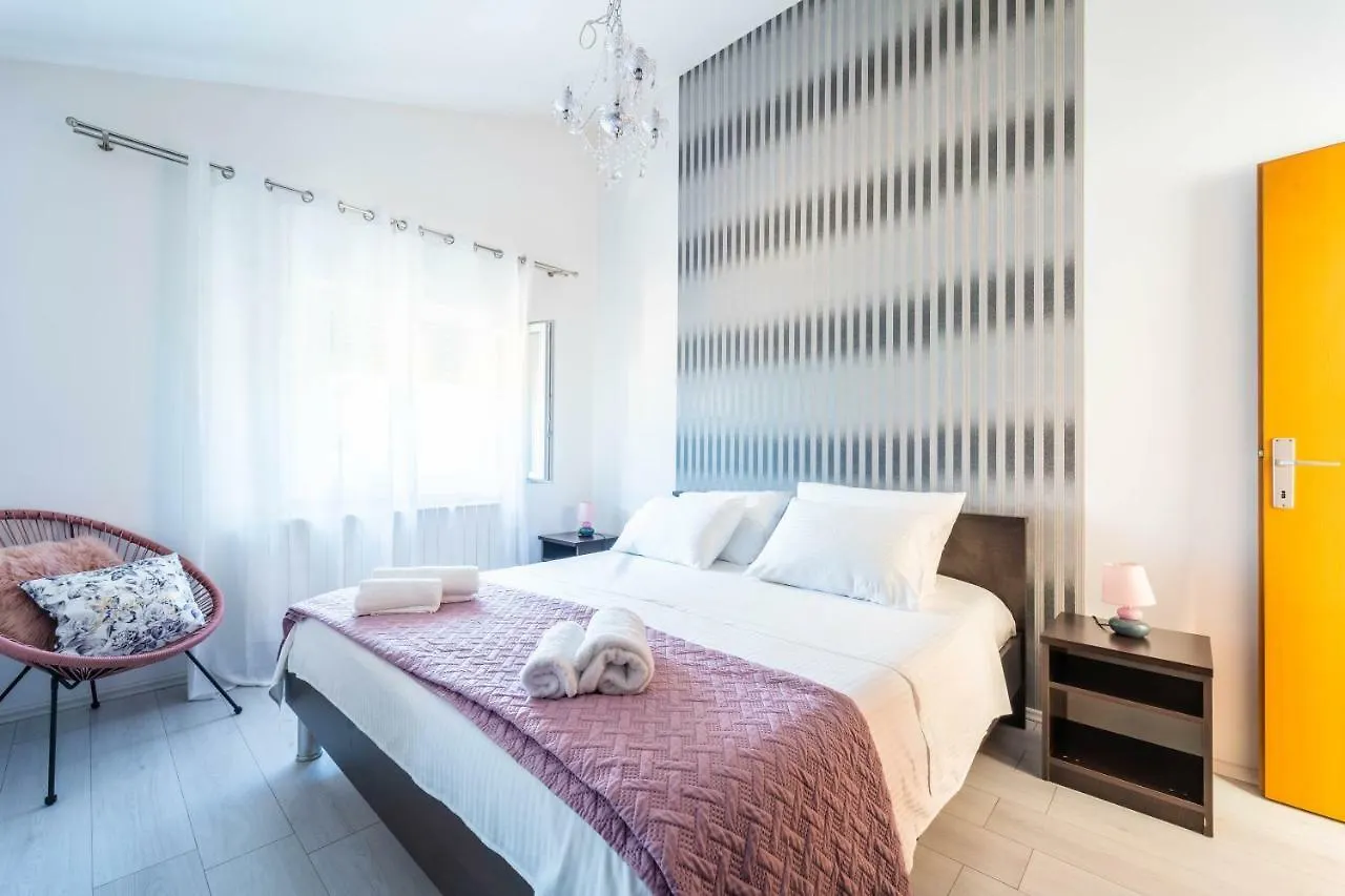 Apartman Debora Sa Privatnim Bazenom