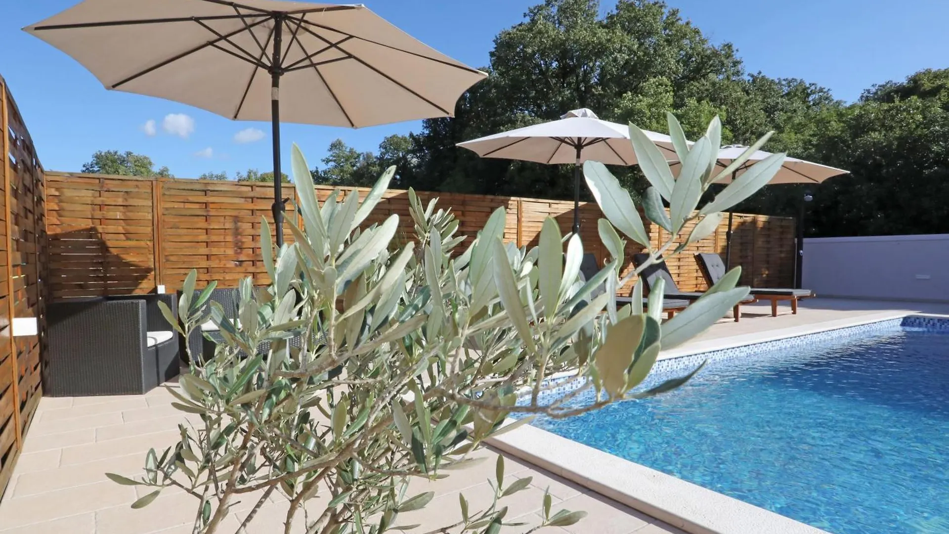 Apartman Debora Sa Privatnim Bazenom Pula